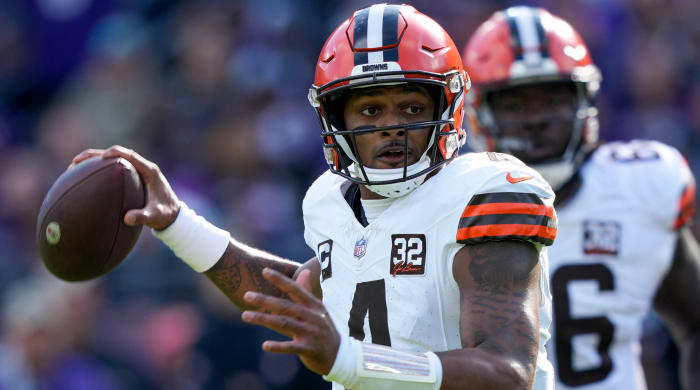 Browns quarterback Deshaun Watson passes the ball
